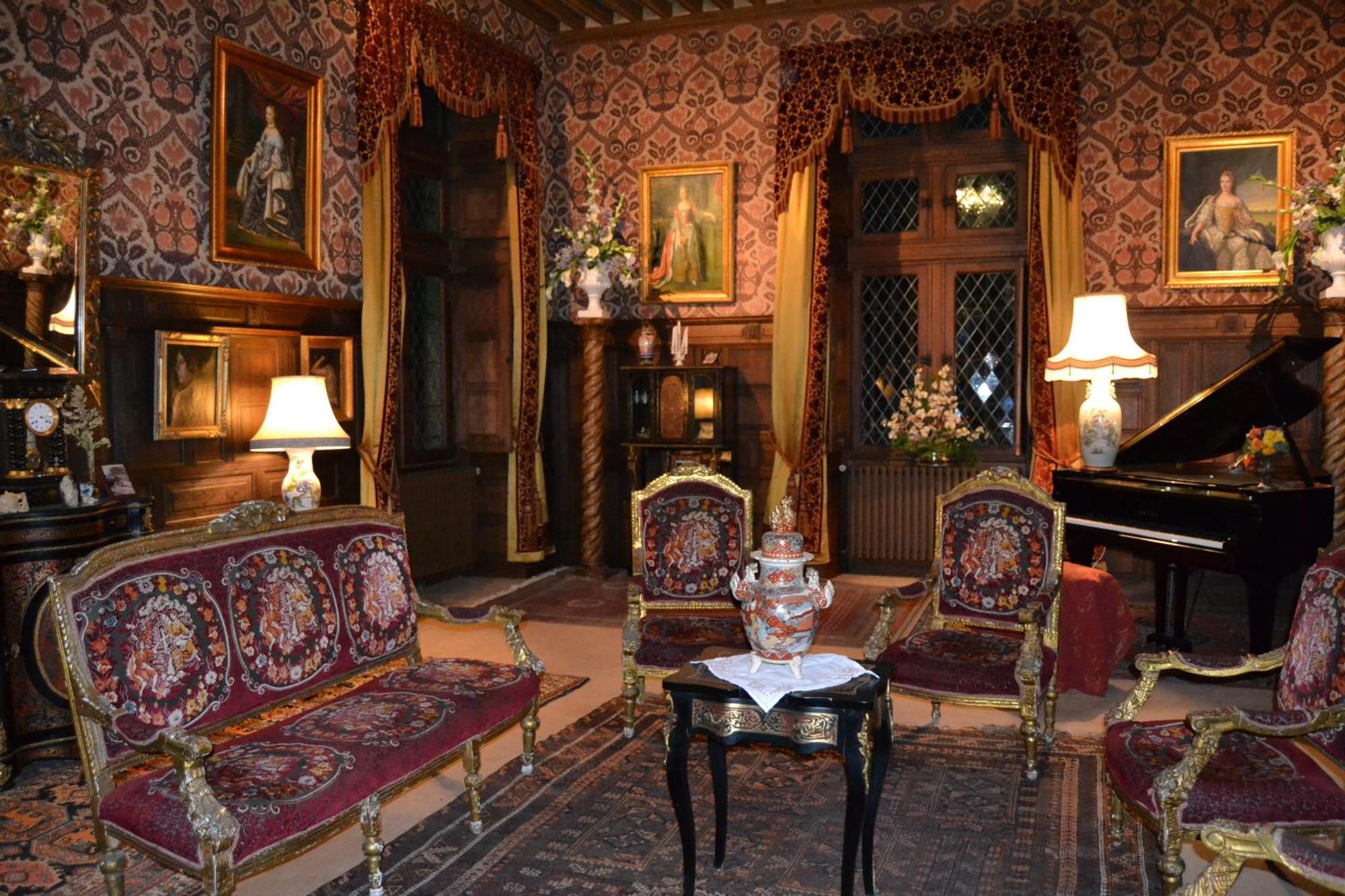 Chateau De Peufeilhoux Bed & Breakfast