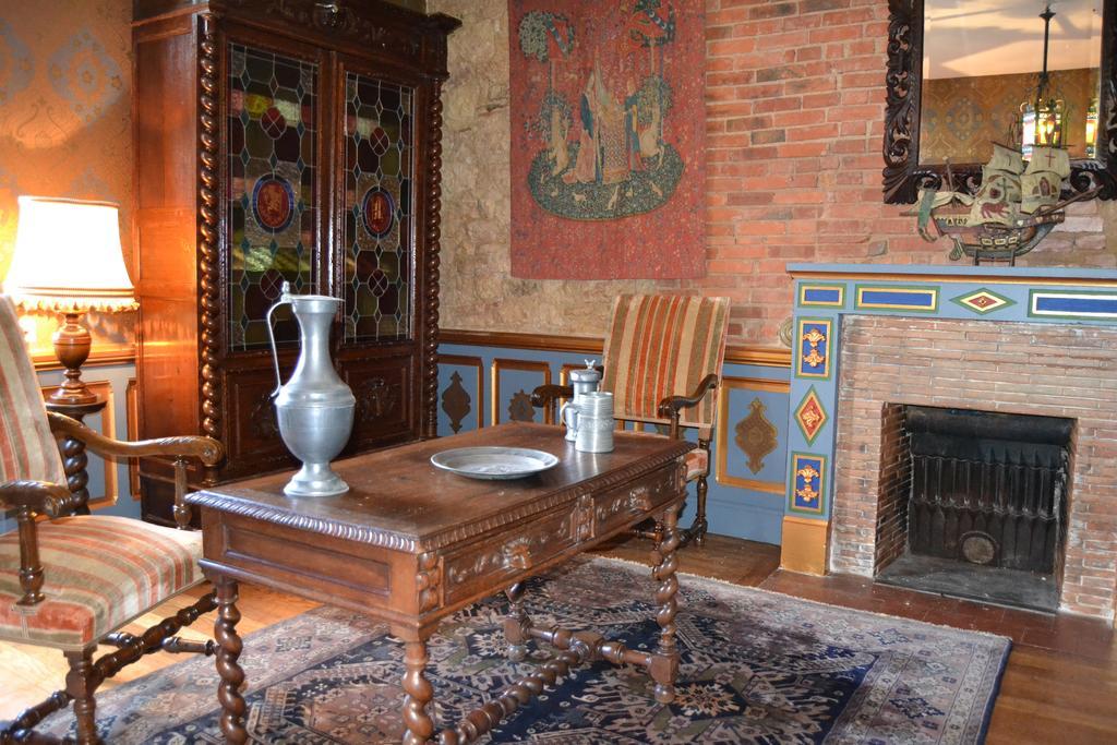 Chateau De Peufeilhoux Vallon-en-Sully