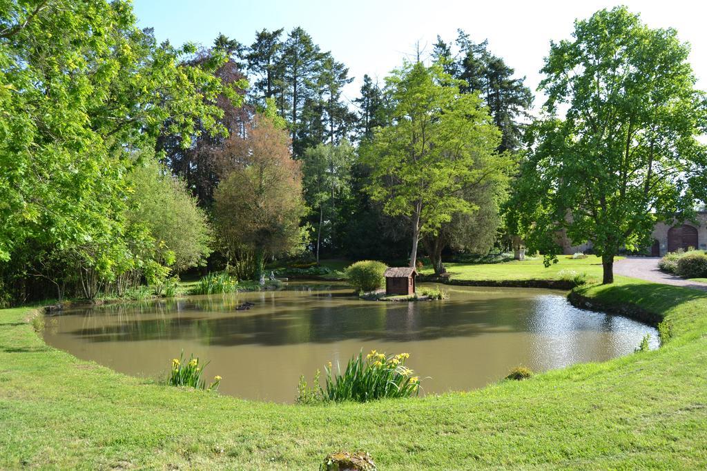 Chateau De Peufeilhoux Bed & Breakfast Vallon-en-Sully