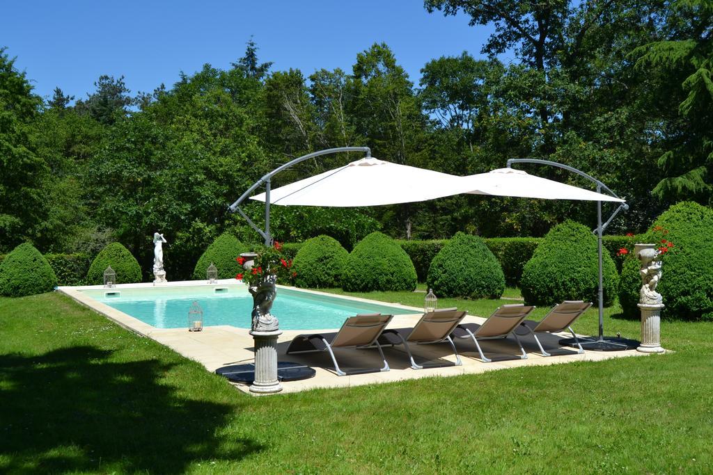 Chateau De Peufeilhoux Bed & Breakfast Vallon-en-Sully