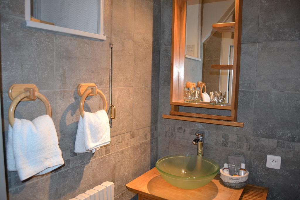 Chateau De Peufeilhoux Bed & Breakfast Vallon-en-Sully