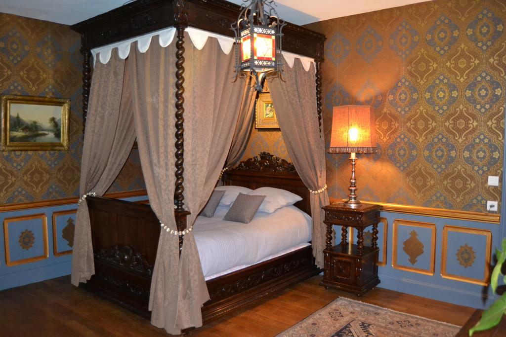 Chateau De Peufeilhoux Vallon-en-Sully